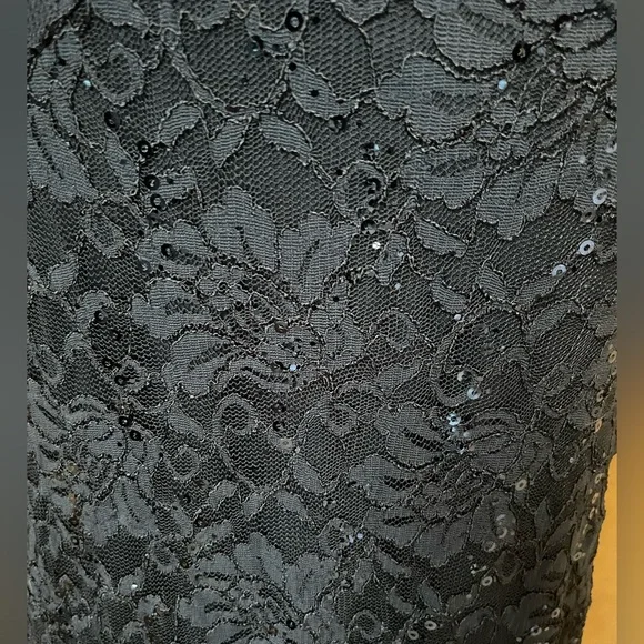 Gorgeous Formal Gown.                        Bag 90 - Picture 9 of 15